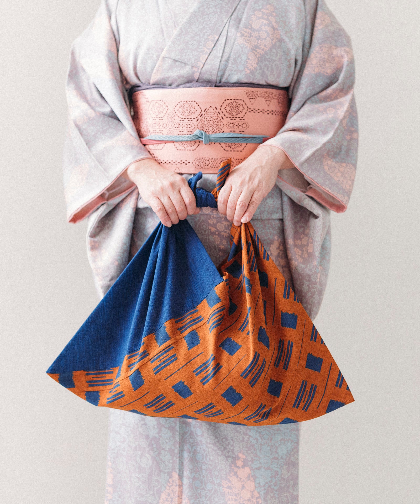 YOKKA/洋服にも和服にも合うあづま袋（久留米絣/ネイビー/綿織物/工芸品/職人の技） – KOMINKAN JAPAN